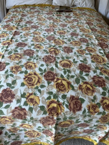 Vintage 1970’s Cannon Blanket 72x90 Twin/Full Yellow Roses USA Poly Rayon Satin - Picture 2 of 24