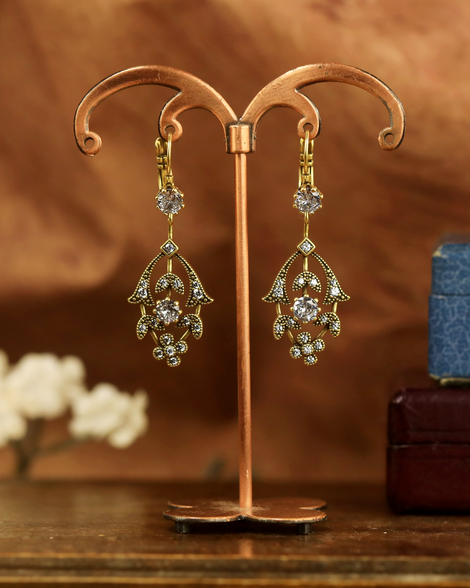 Boucles D'oreilles Pendantes Laurier Doré Mat Serti De CZ - Style Belle Époque