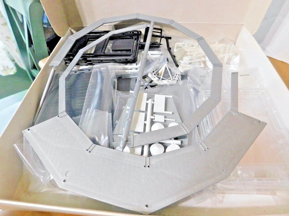 Busch 1000  1/87 HO Smart Car Dealer Showroom Kit W/ Red Smart Roadster  Read - Image 2 of 4