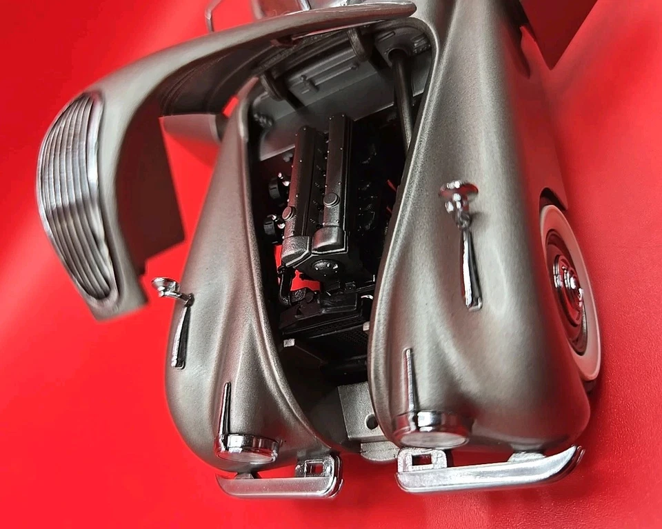 Danbury Mint 1949 Jaguar XK120 Roadster Silver Convertible 1/24 Diecast Car  - Image 3 of 4