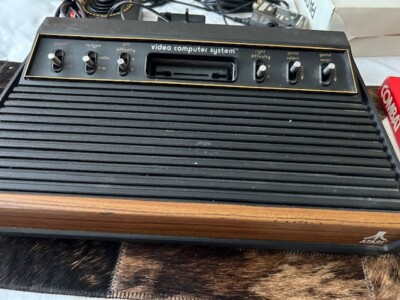 Atari CX-2600 Spielekonsole, Sticks, Paddles, Kabel und zwei Spiele