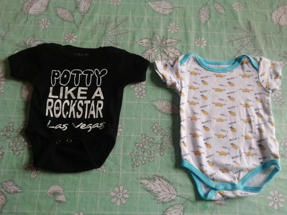 Lot Deux Bodys 1 Noir Et 1 Imprimé Taille 6Mois Sans Marque Générique Garçon... - Photo 1/2