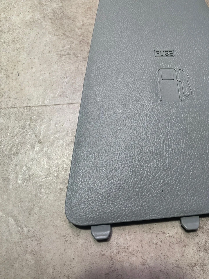 Caja de fusibles trasera izquierda Kia Borrego LH 2009-2011 y cubierta de acceso interior de llenado de gas gris Foto 2 de 4