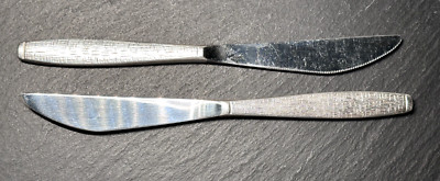 TWO TWA TRANS WORLD AIRLINE SILVER PLATED KNIVES CROSSHATCH DESIGN FLATWARE