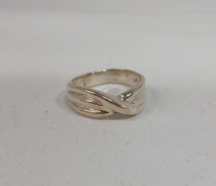 Sterling Silver Ribbed Criss Cross Ring Size 7.5 - image 3