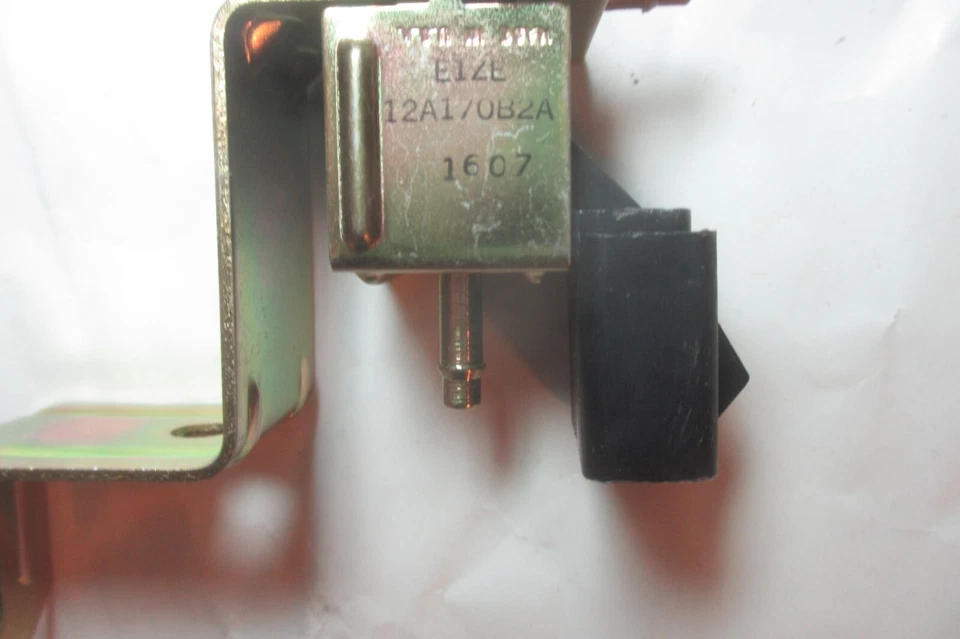 Válvula de derivación solenoide Ford Mustang Pinto Maverick Truck 81 82 83 84 85 86 87 NOS Foto 2 de 4