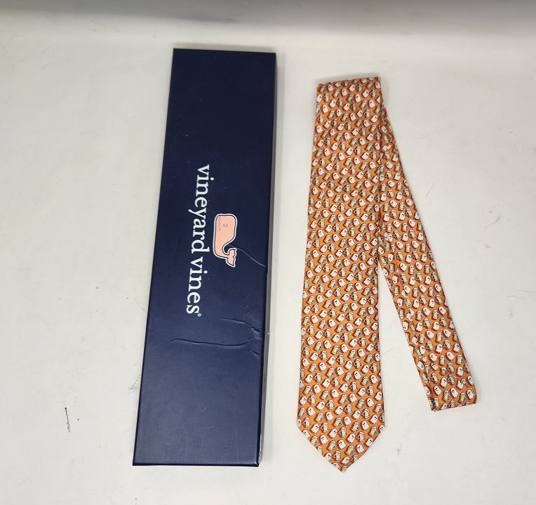 【のん】 New men's Vineyard Vines Boos & Brews orange Halloween ghosts and