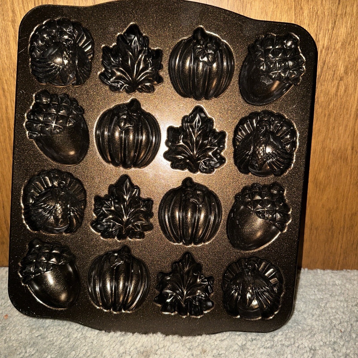 Nordic Ware Autumn Fall Thanksgiving Harvest 16 Cakelet Pan NWOT