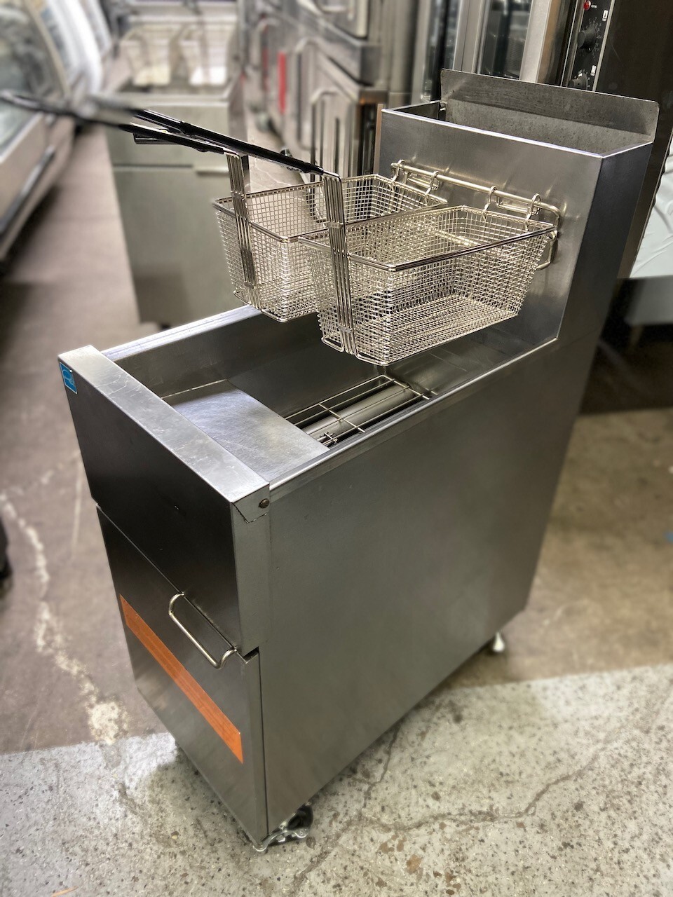 35/40 LB Nat Gas Deep Fryer Frymaster 1ESG35T Wheels NSF NEW Twin