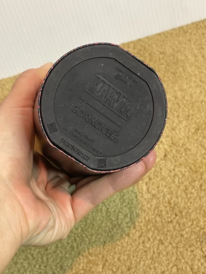 Taza de café con aislamiento de acero inoxidable Corkcle Marvel de 24 oz negra Foto 3 de 4