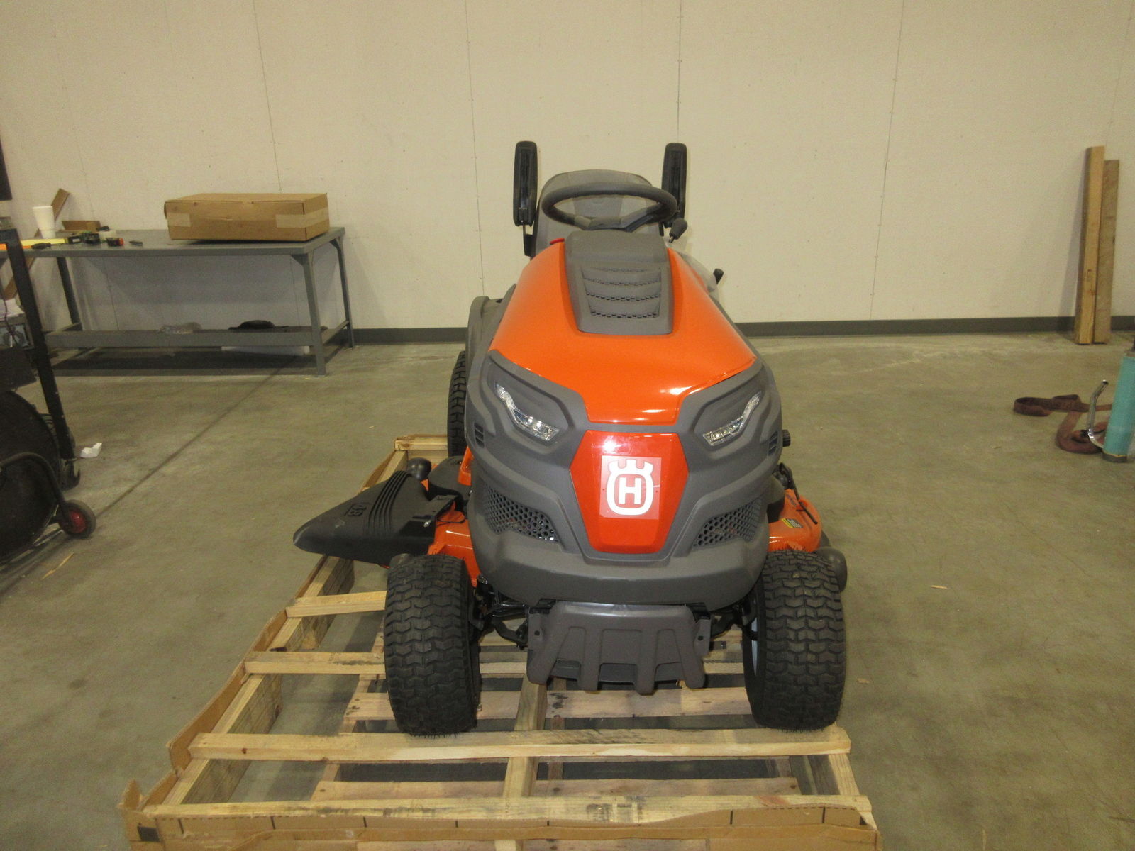 Husqvarna TS148X 24 HP Briggs & Stratton Hydrostatic 48