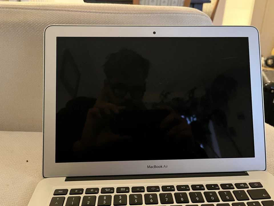 Apple MacBook Air 13 Zoll Silber 2015 4 GB RAM 128 GB SSD Intel Core I5 - Bild 3 von 4