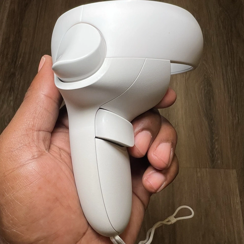 Oculus Meta Quest 2 VR Controller Right Hand Controller Only (GREAT CONDITION) - Image 4 of 4