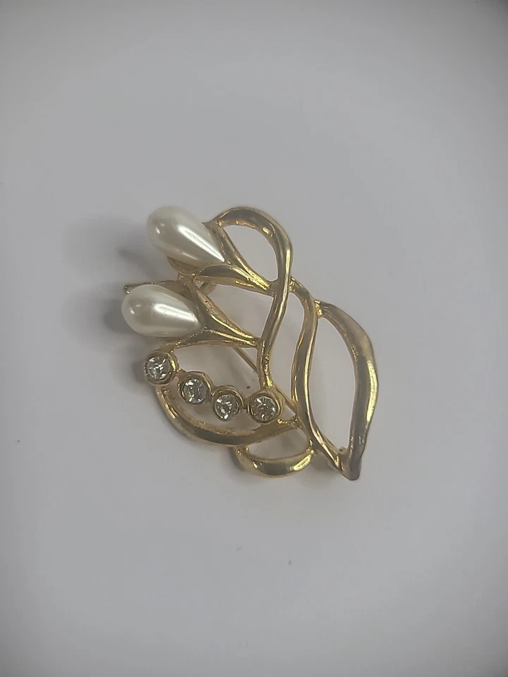 Vintage Gold Tone Brooch Pin White Crystals Treardrop Faux Pearl Jewelry Costume - Image 3 of 4