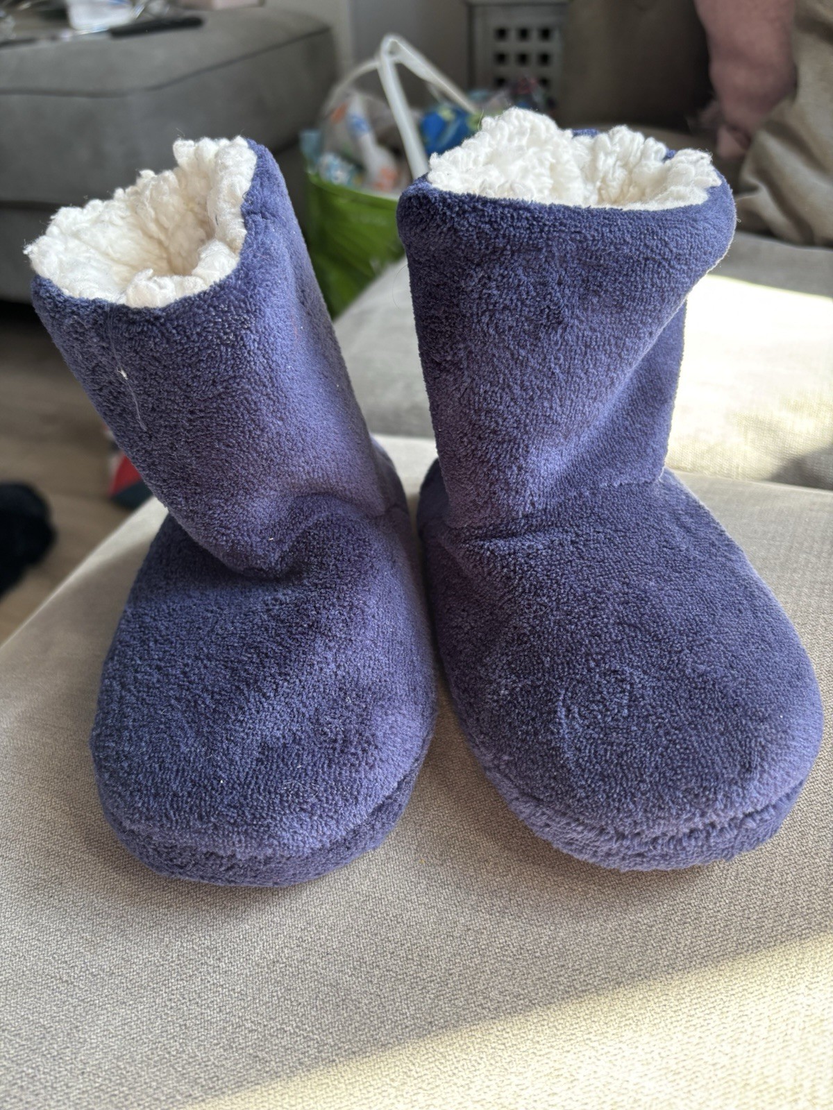 SAOLA Pantofole M&S bambino taglia 9 blu navy velluto foderate in pelliccia suola in gomma calde