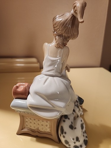 LLADRO Collectible 5466 Chit Chat Porcelain Figurine Girl on Phone - Picture 3 of 7
