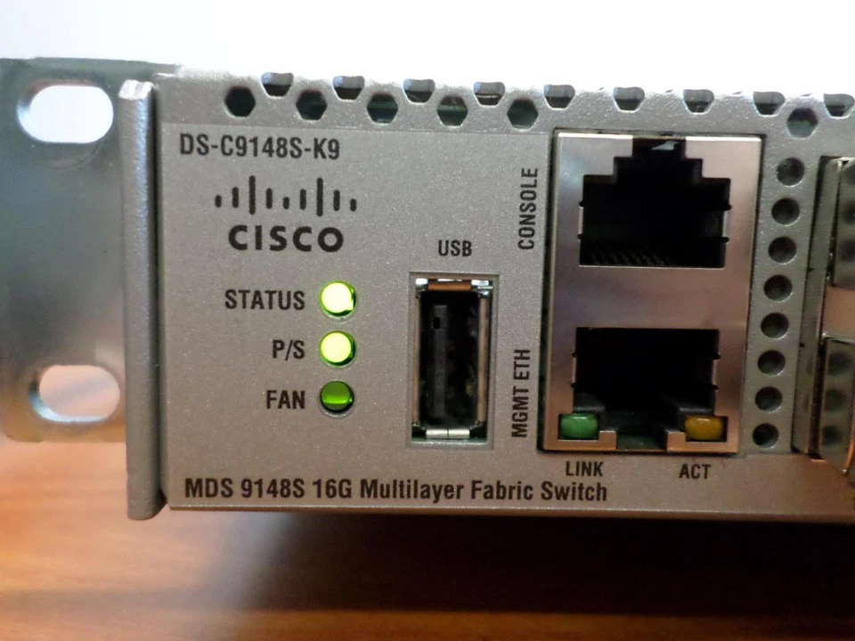 Conmutador de tela multicapa de 48 puertos Cisco - DS-C9148S-K9 Foto 2 de 4