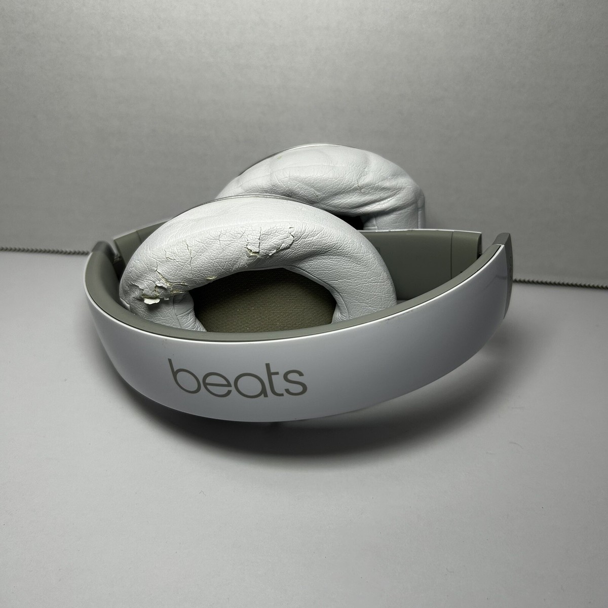 beats studio 初代　希少モデル　silver Beats Studio (1st Gen)Wired Headphones with Case. Works. See