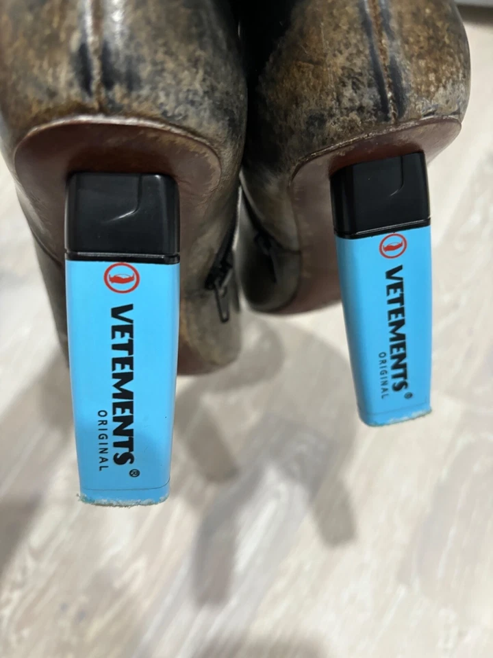 Mujer 37 EUR Vetements Cuero Negro Envejecido Con Tacón Iluminador  Foto 2 de 4