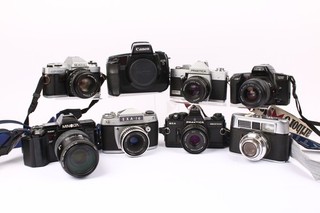 Surtido de cámaras fotográficas SLR de 35 mm vintage con algunas lentes manuales y estuches lote de trabajo