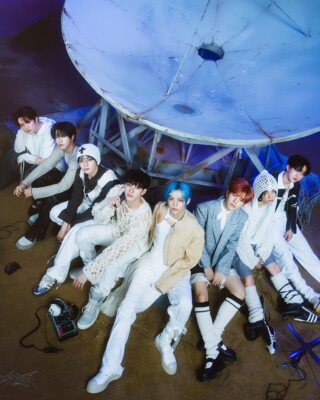 STRAY KIDS -樂/ROCK- STAR Album LIMITED Ver/CD+Photo Book+2 Card+