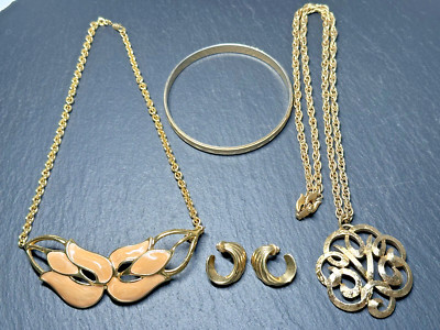 VINTAGE GOLD TONE MONET : EARRINGS, BRACELET, 2 NECKLACES E839