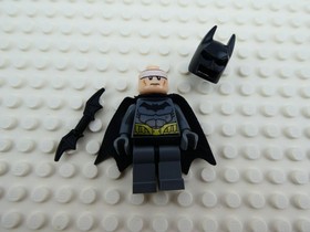 Lego BATMAN Dark Gray Suit Gold Belt DC Super Heroes Minifigure 76012 (sh089)