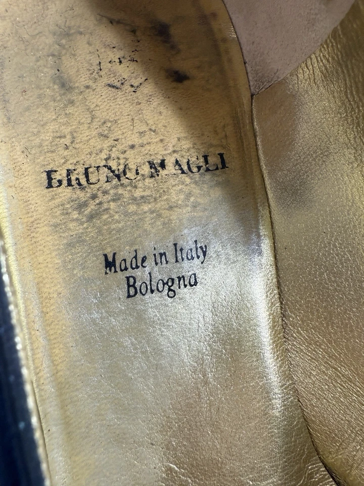 Bomba retro de tacón de gatito con estampado de plumas de gamuza Bruno Magli de colección Foto 3 de 4