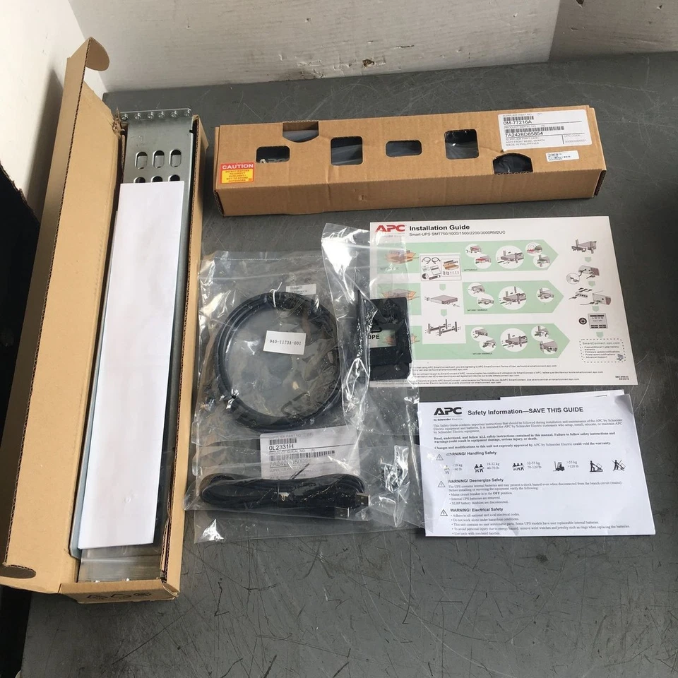 Unidad inteligente APC SMT1500RM2UC 1500VA 1000W LCD 2U montaje en rack 120 V línea interactiva Foto 3 de 4