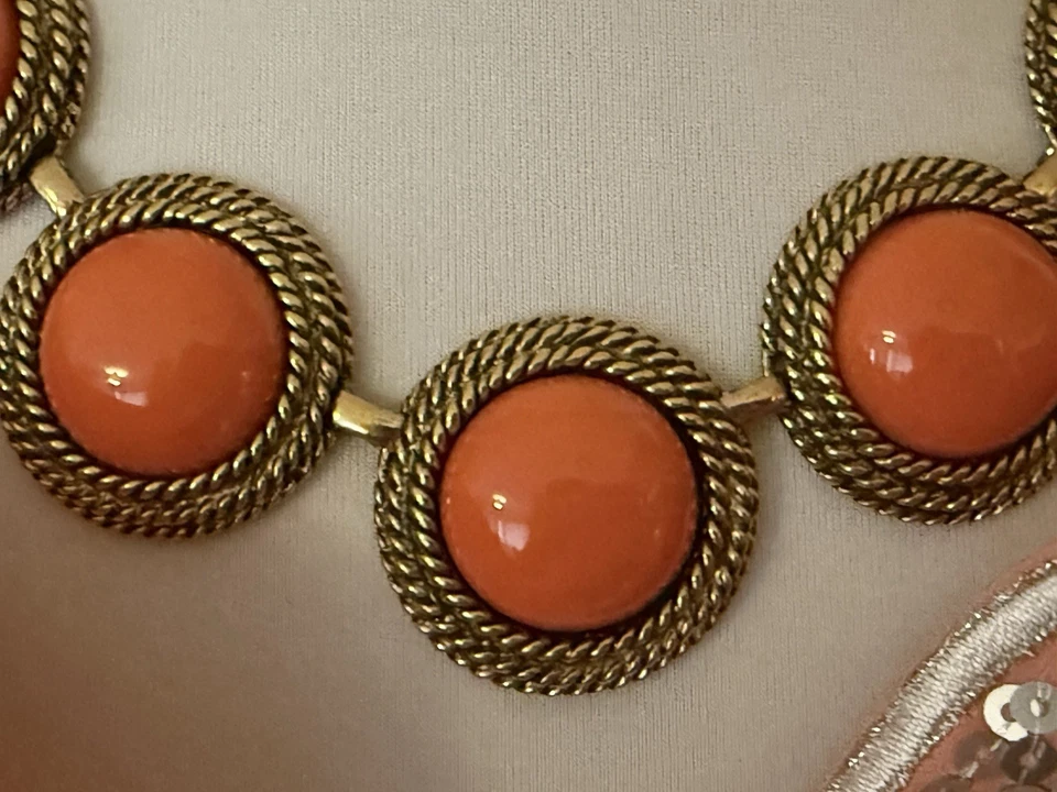 Collar con textura de 18 cuerdas cabujón coral sintético vintage firmado RACHEL ZOE LUXE Foto 3 de 4