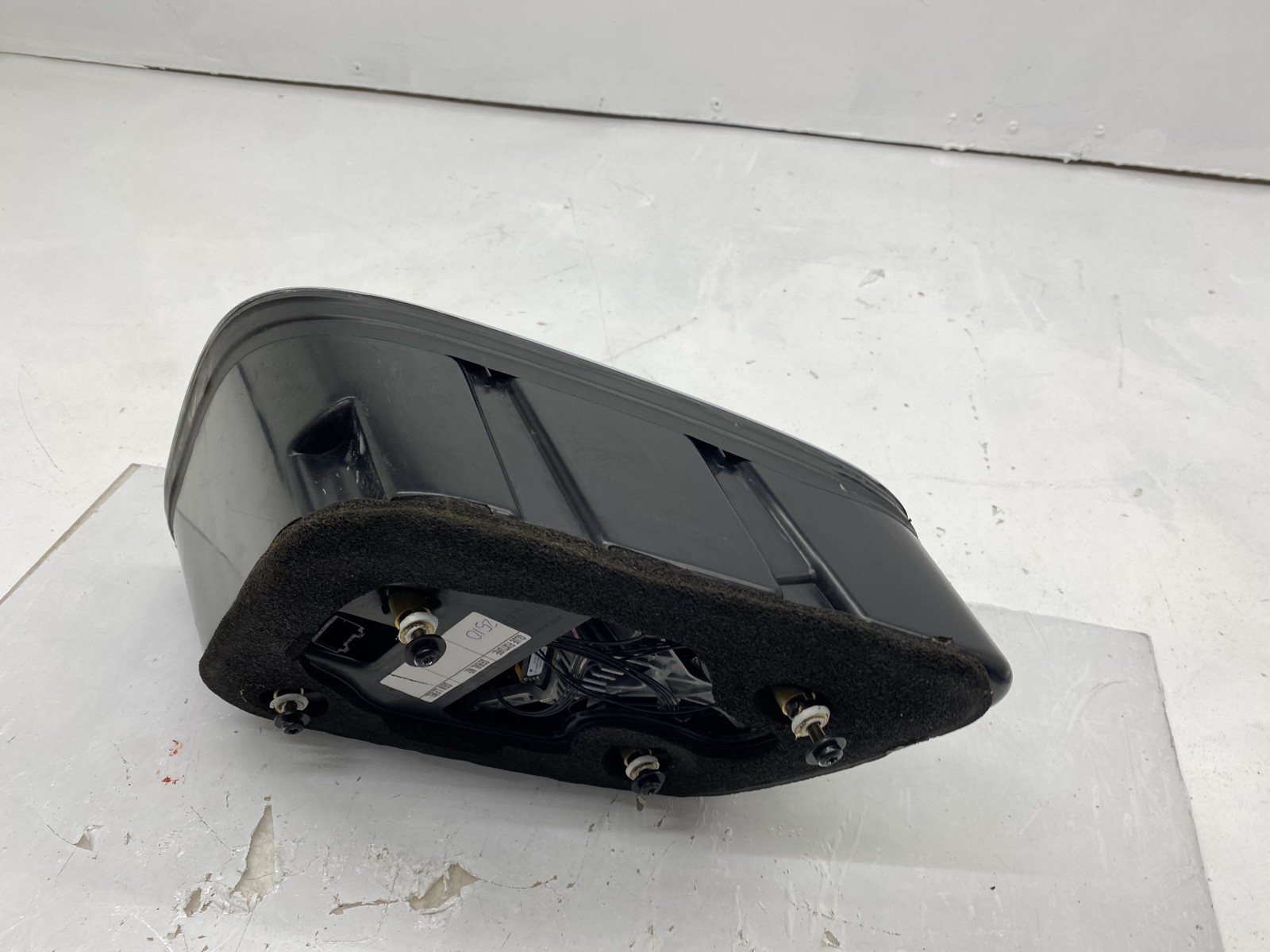 2010-2016 BENTLEY MULSANNE REAR RIGHT QUARTER PANEL MOUNTED TAIL LIGHT LAMP TRIM