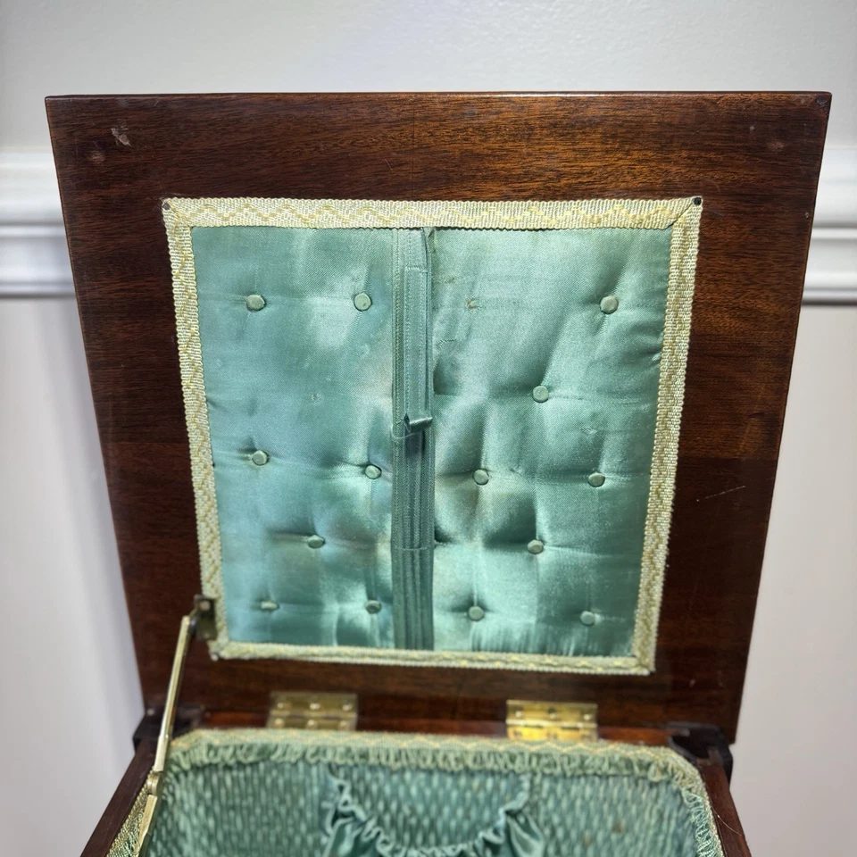 Antigua mesa de costura victoriana escocesa tallada de los años 30, caoba/roble, forrada de seda Foto 4 de 4