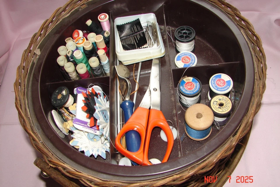 1970-er NÄHKORB KORBGEFLECHT mit STOFFBEZOGENEM DECKEL REICHLICH INHALT NÄHEN - Bild 2 von 4