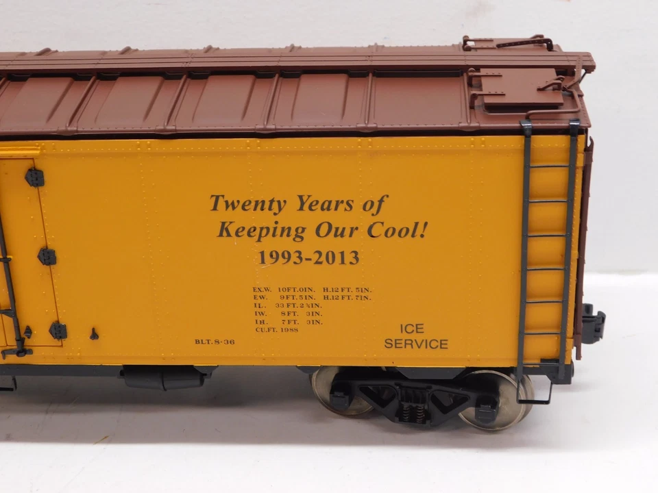 AMS G Scale AM32-501  40' Steel Side Reefer Lettered for Vermont Garden Railway - Image 3 of 4