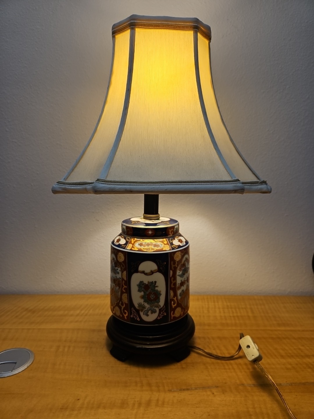 Japanese Hand Painted Porcelain Imari Table Lamp TESTED, WORKS wood base