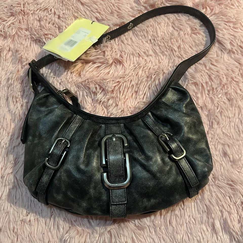 Bolso Marc JacobsThe Distressed Buckle J Marc Crescent Foto 2 de 4