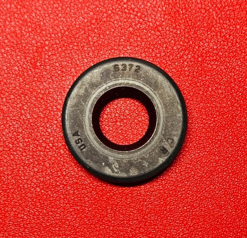 CR 6372 Oil Seal, 0.625" Shaft, 1.375" OD, 0.250" W, USA Made - NEW - Picture 1 of 3