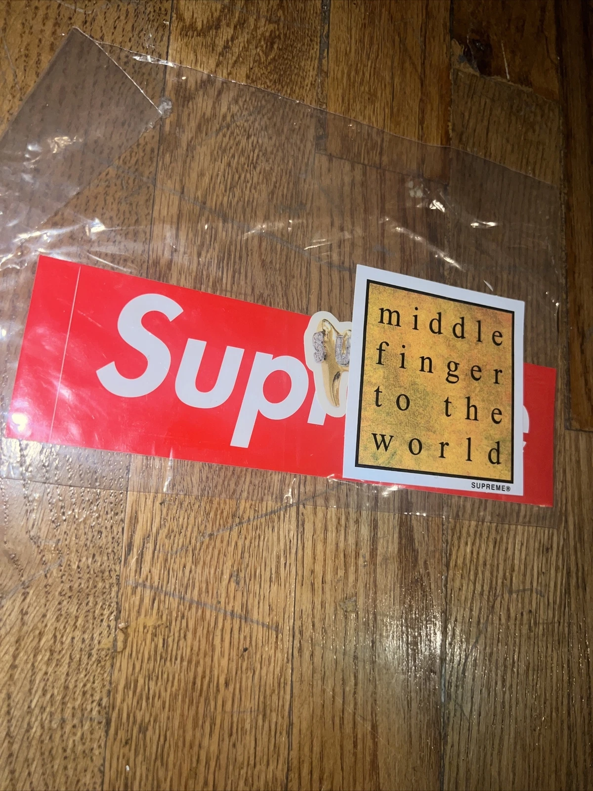 Autocollant logo Supreme Box, barbecue à dents en or, lot doigt du milieu vers le monde