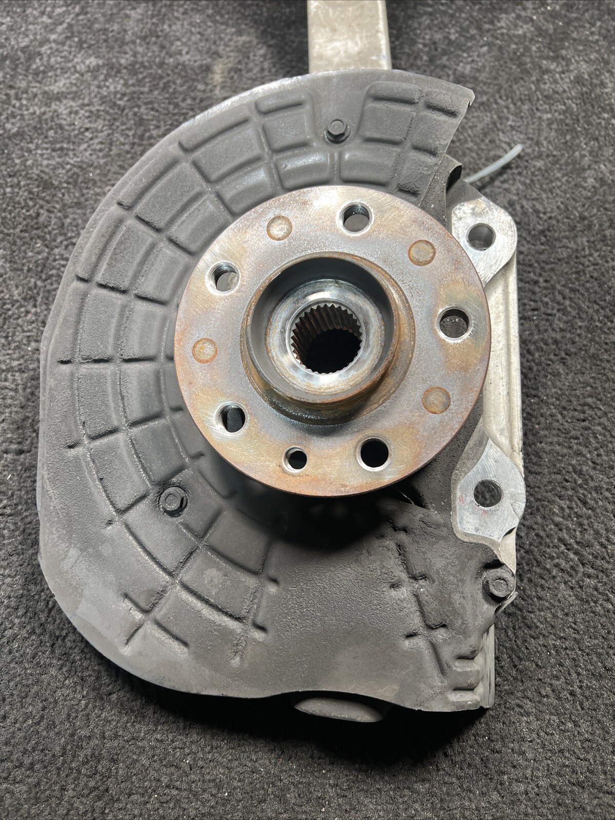 2017 Maserati Levante Front Right Spindle Knuckle Wheel Hub OEM 06700320520