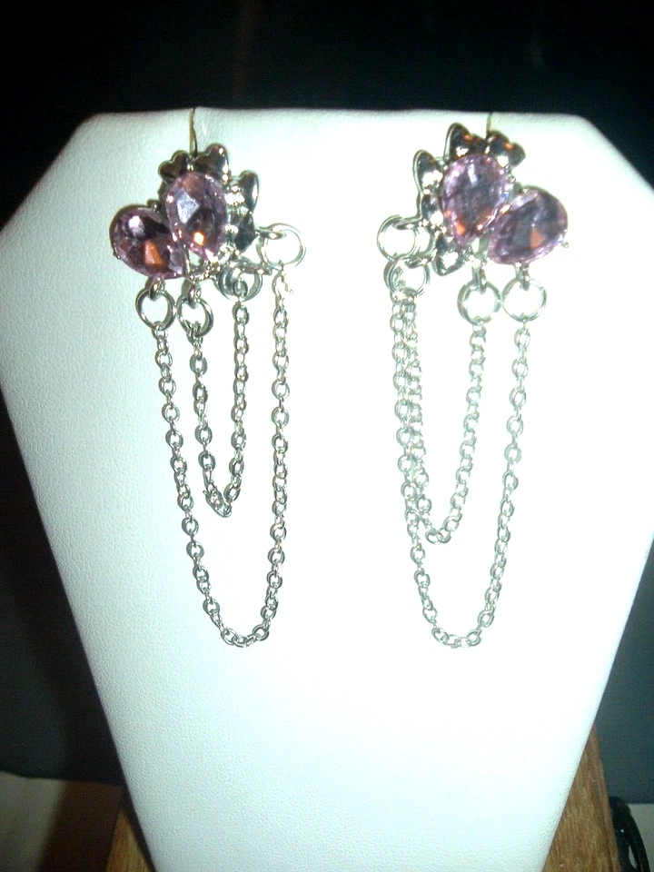 BRINCOS PERFURADOS CORRENTE PRATA ROSA FORMA DE PÊRA CRISTAIS DE FLORES Betsey Johnson - Imagem 2 de 4