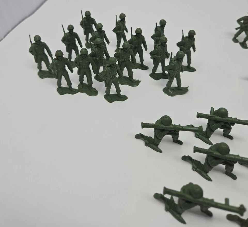 Enorme lote de 80 figuras de soldados del ejército verde plástico MPC de colección Foto 2 de 4