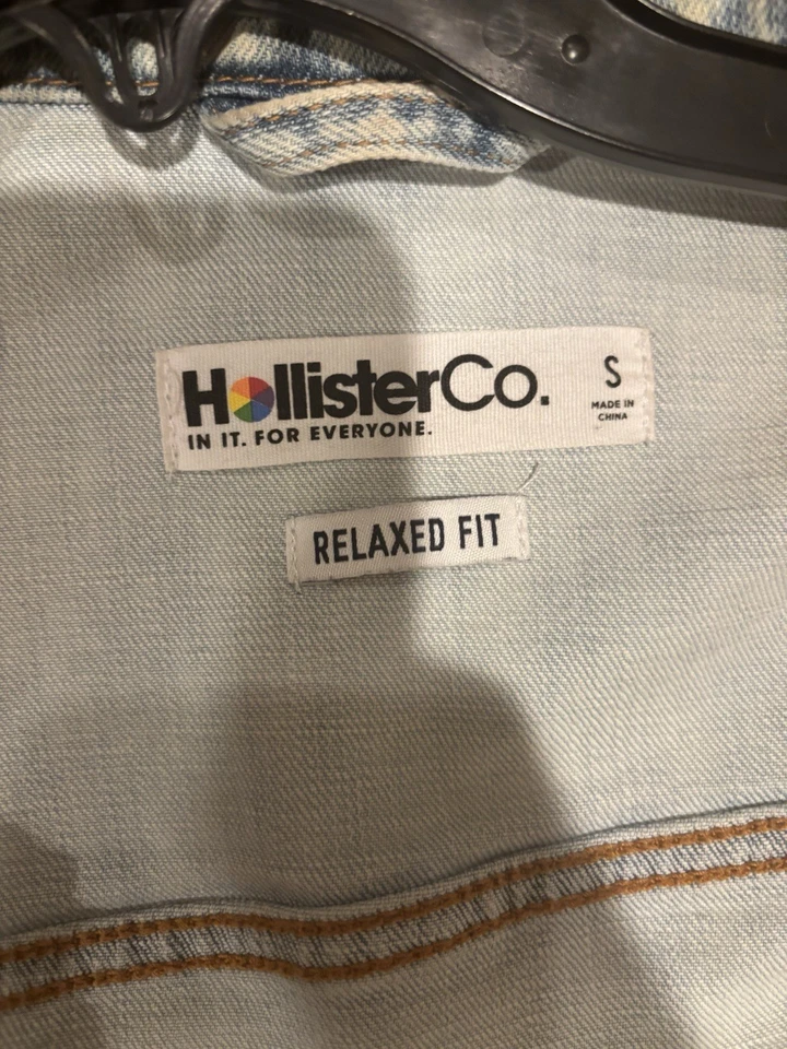Chaqueta vaquera HOLLISTER talla L para hombre lavada ligera calce relajado desgastado Foto 3 de 4