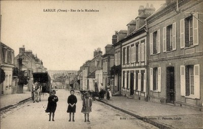 Ak L'Aigle Laigle Orne, Straße mit Häusern, Kinder auf der Straße,... - 4758745