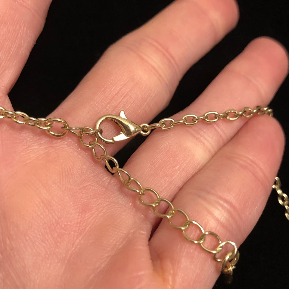 Collar llamativo de madreperla imitación tono dorado e iridiscente Foto 4 de 4