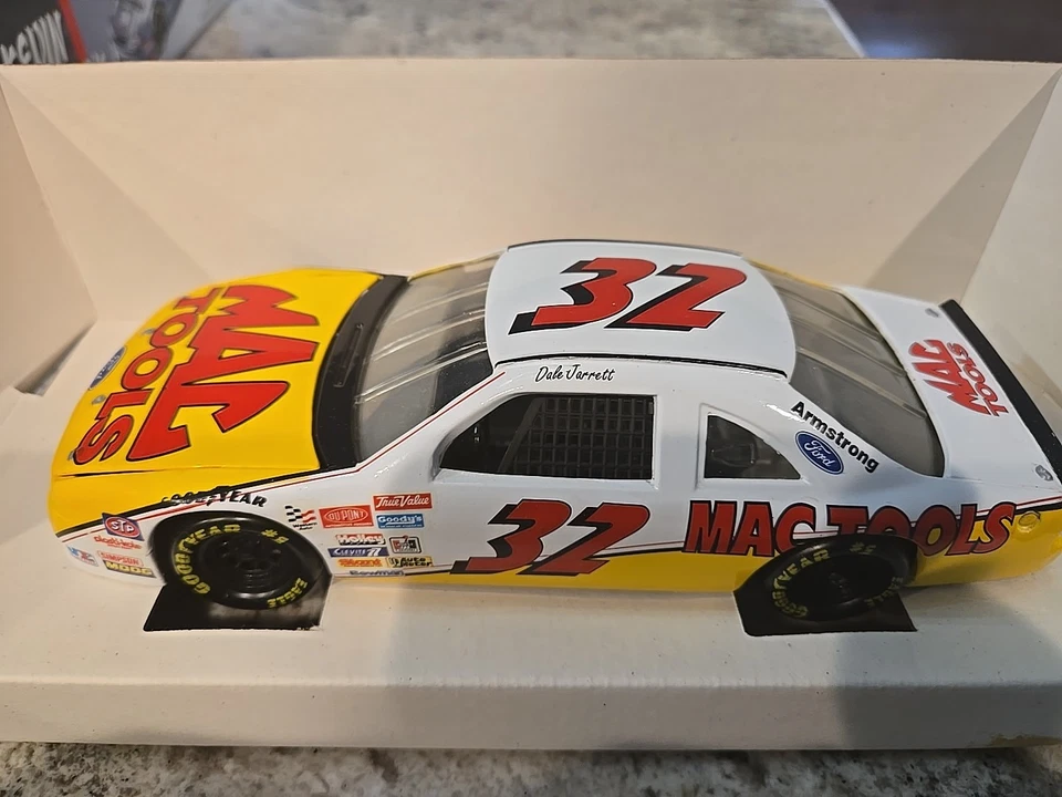 Dale Jarrett #32 Mac Tools escala 1:24 fundido a presión 1995 T-Bird Stock Car. Foto 2 de 4