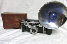 VINTAGE 1950s ARGUS C3 CAMERA w/ FLASH  BULB