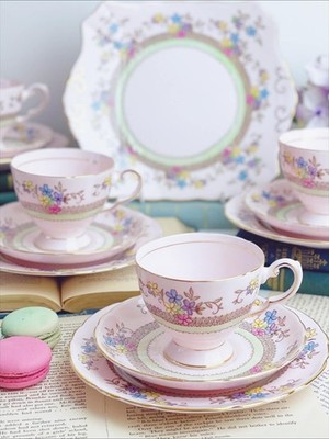 Vintage rosa toskanisches Teeservice für vier Personen, Kuchenteller, Teetasse Trios, Pastellblumen