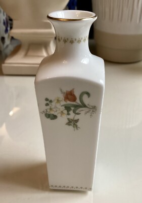 Kleine Wedgwood Bone China Posy Vase, sauberer rechteckiger Stil. Mirabelle Muster