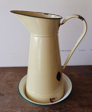 Ancien broc et cuvette en tôle émaillée jaune