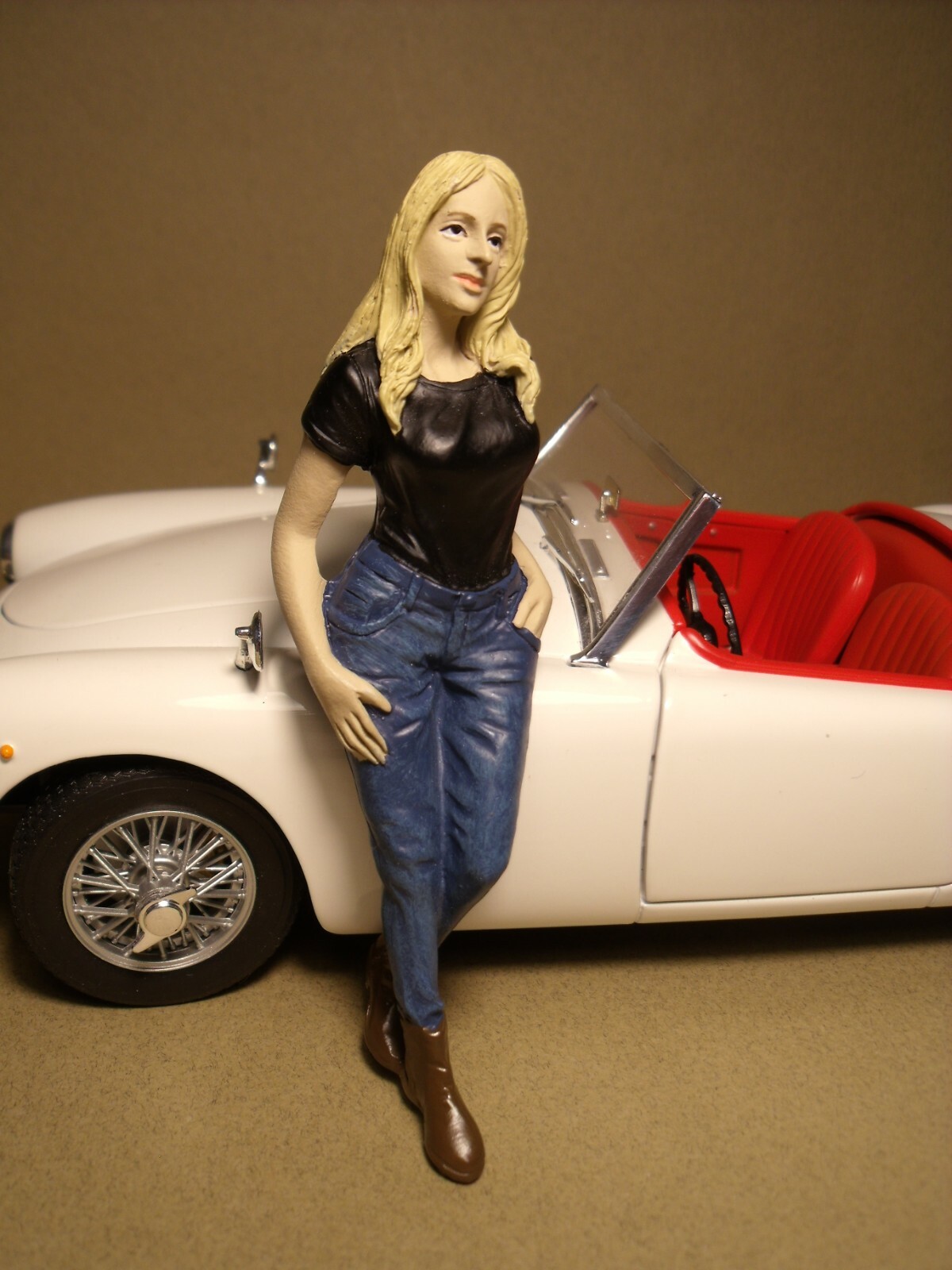 Figurine 1/18 personnage Josiane Vroom non peint pour animer une vitrine Minichamps